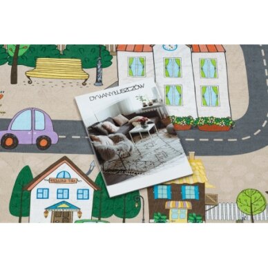 BAMBINO 34600 plaunamas kilimas Miestas, gatvės,neslystantis - smėlio spalvos / pilka 2 BAMBINO 34600 plaunamas kilimas Miestas, gatvės,neslystantis - smėlio spalvos / pilka 2
