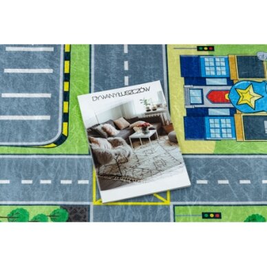 BAMBINO 9028 plaunamas kilimas Miestas, gatvės, neslystantis - žalias / pilkas 2 BAMBINO 9028 plaunamas kilimas Miestas, gatvės, neslystantis - žalias / pilkas 2